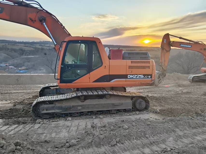 Buy Doosan 220LC-V Used Excavator / 5