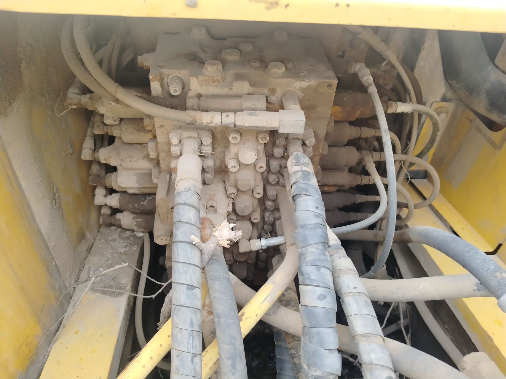 Buy Komatsu PC220-7 Used Excavator / 9