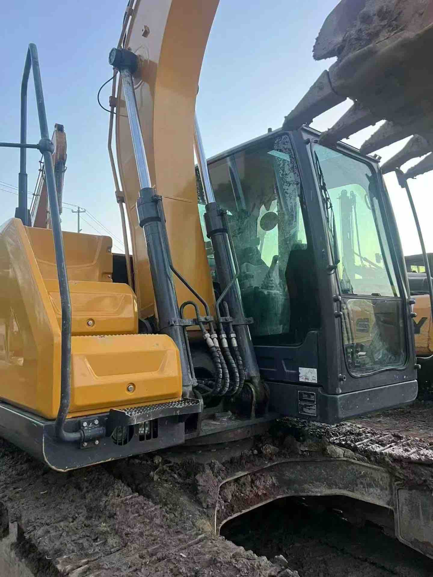 Buy XCMG XE2000E Used Excavator / 4