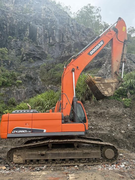 Buy Doosan DX260LC-9C Used Excavator / 1