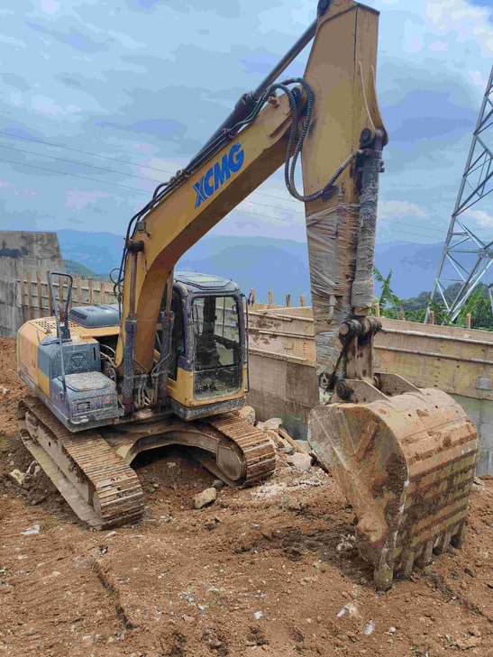 Buy XCMG XE135D Used Excavator / 1