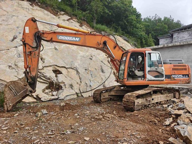 Buy Doosan 220LC-V Used Excavator / 1