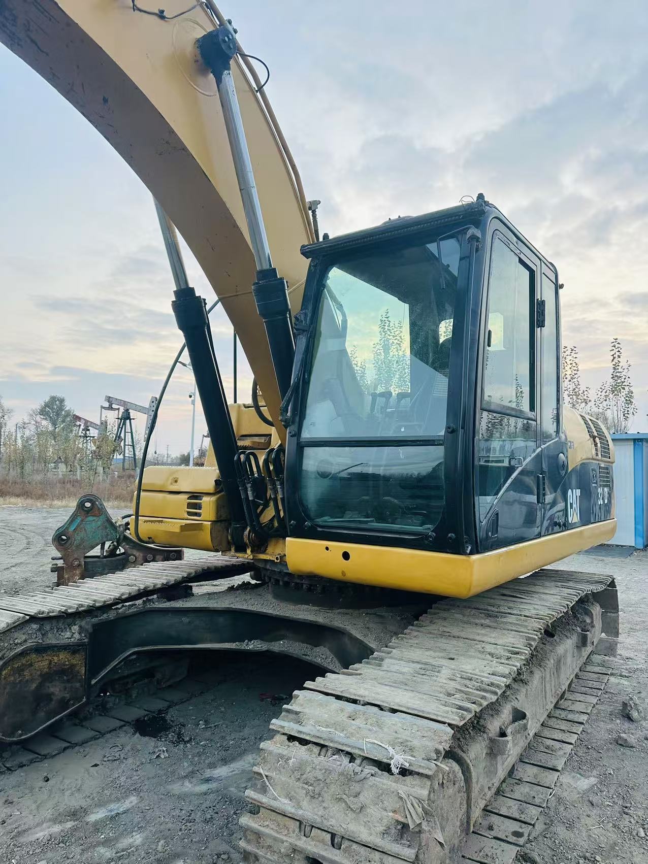 Buy Caterpillar 323DL Used Excavator / 2 Buy Caterpillar 323DL Used Excavator / 2