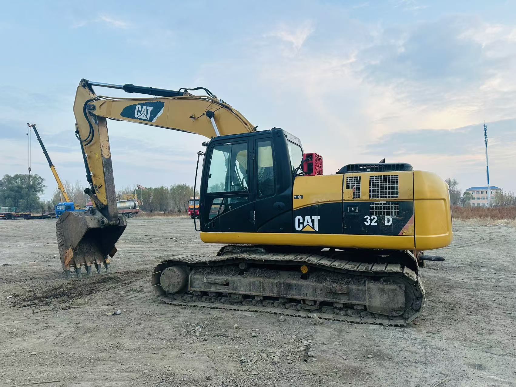 Buy Caterpillar 323DL Used Excavator / 1