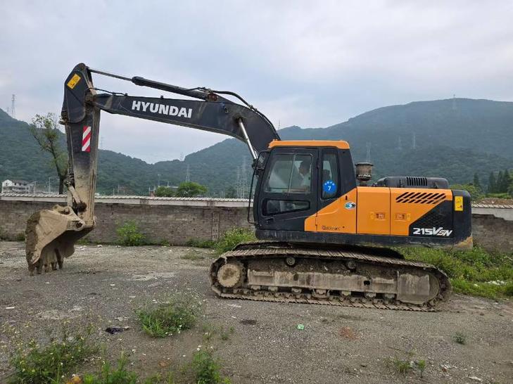 Buy Hyundai 215LC-7 Used Excavator / 1