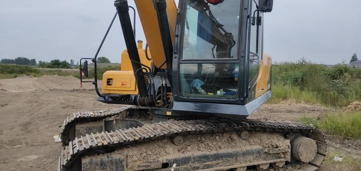 Buy Hyundai R215VS Used Excavator / 1