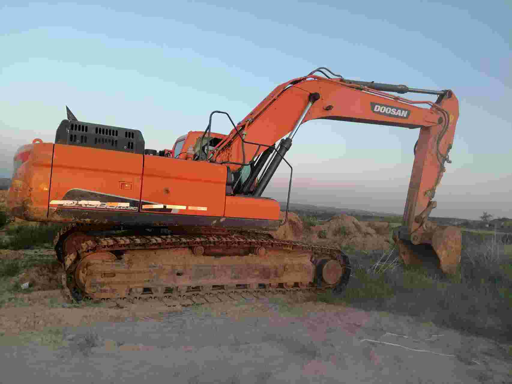 Buy Doosan 300LC-7 Used Excavator / 2