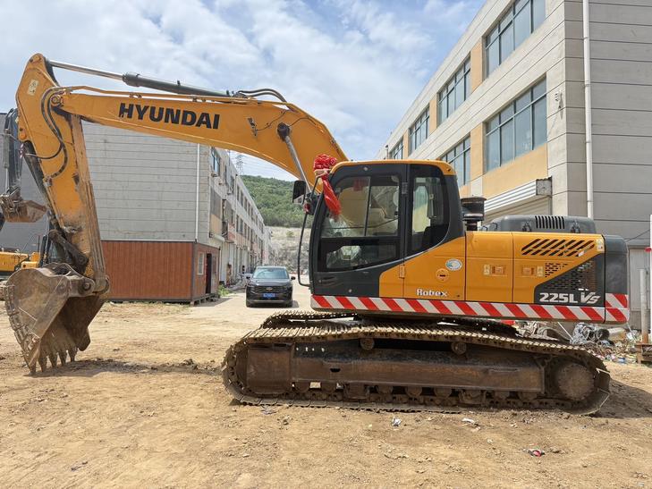 Buy Hyundai 225LC-9T Used Excavator / 1