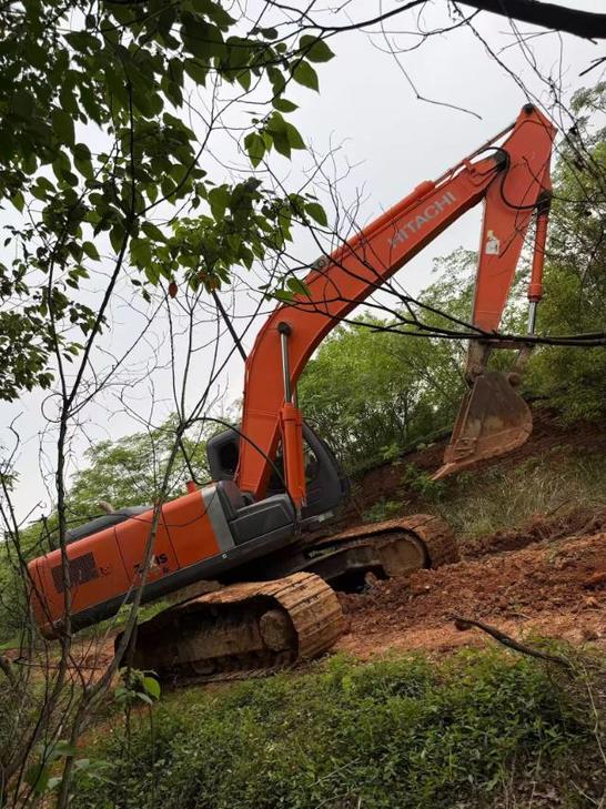 Buy Hitachi EX200-6 Used Excavator / 1