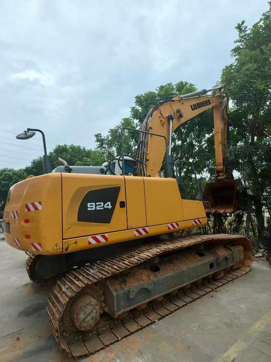 Buy Liebherr R924 Used Excavator / 1