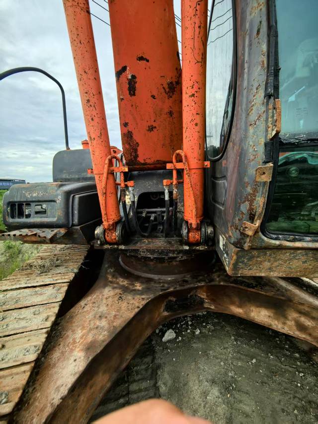 Buy Hitachi ZX260LCH-3G Used Excavator / 4