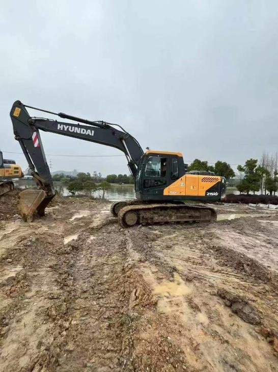 Buy Hyundai 215LC-7 Used Excavator / 1