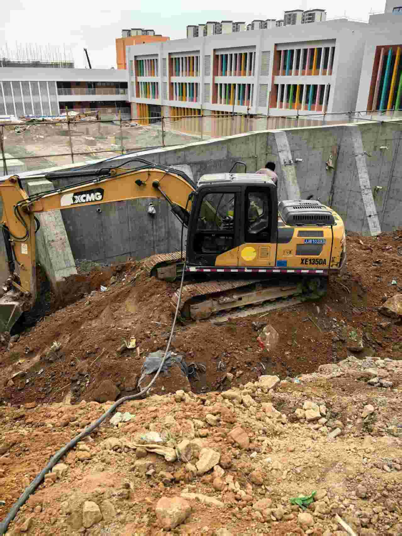 Buy XCMG XE135D Used Excavator / 2