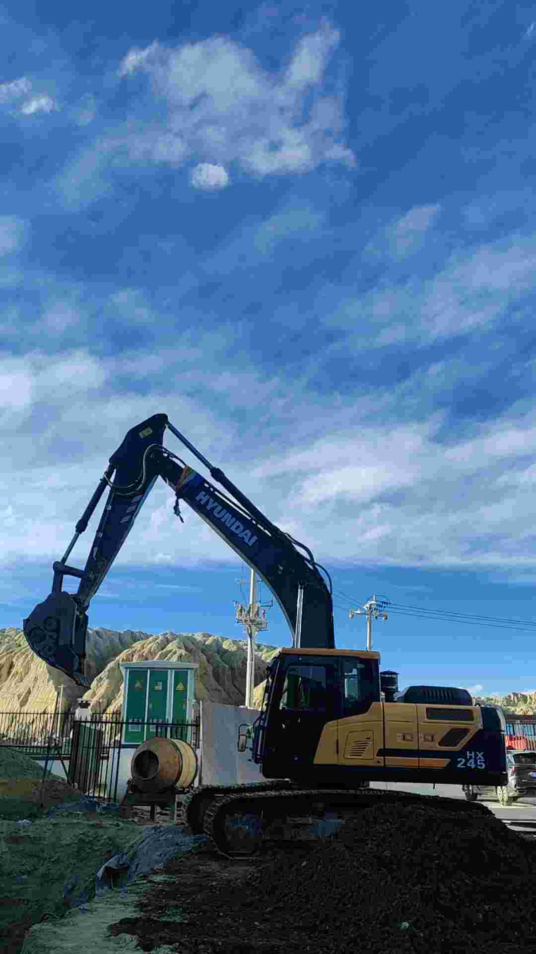 Buy Hyundai 220LC-5 Used Excavator / 3