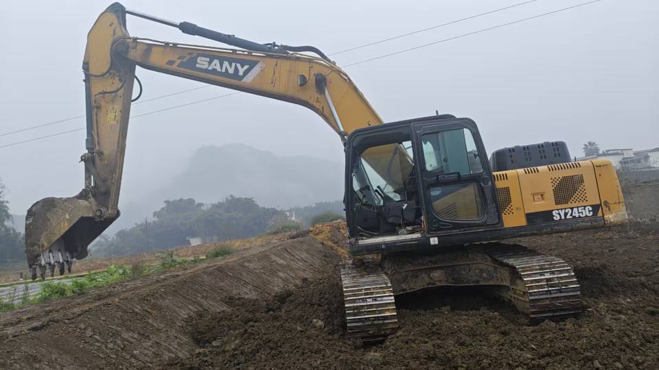 Buy Sany 205C-8 Used Excavator / 2