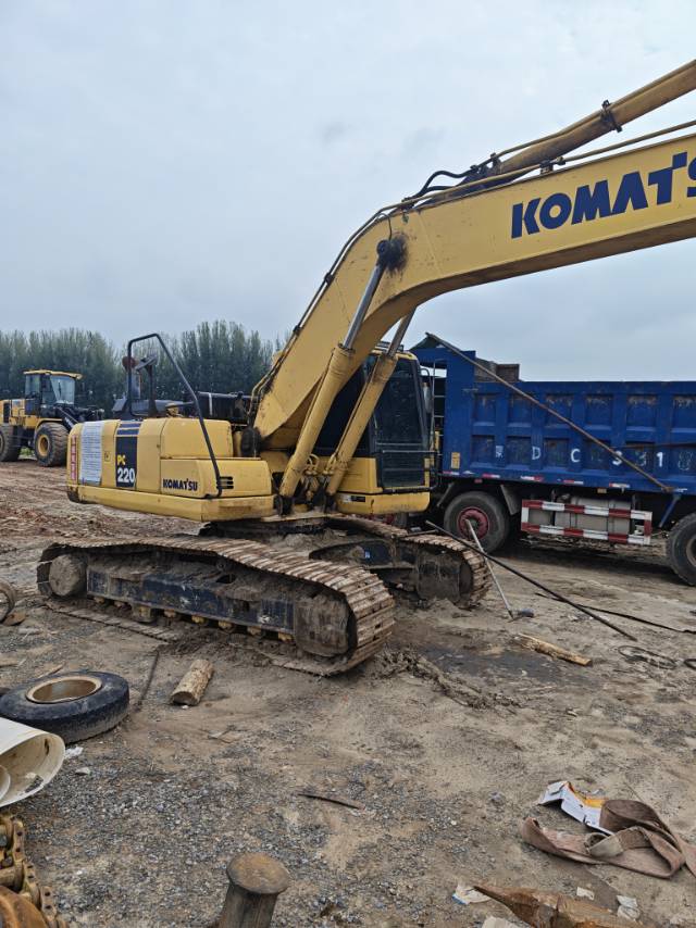 Buy Komatsu PC220-8M0 Used Excavator / 5