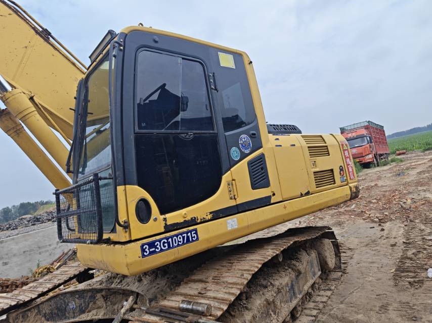 Buy Komatsu PC220-8M0 Used Excavator / 2