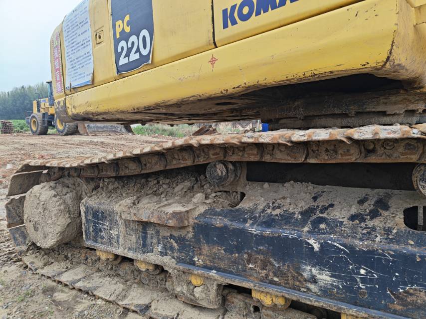 Buy Komatsu PC220-8M0 Used Excavator / 3