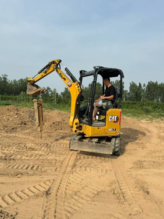 Buy Caterpillar 017 CR Used Excavator / 1