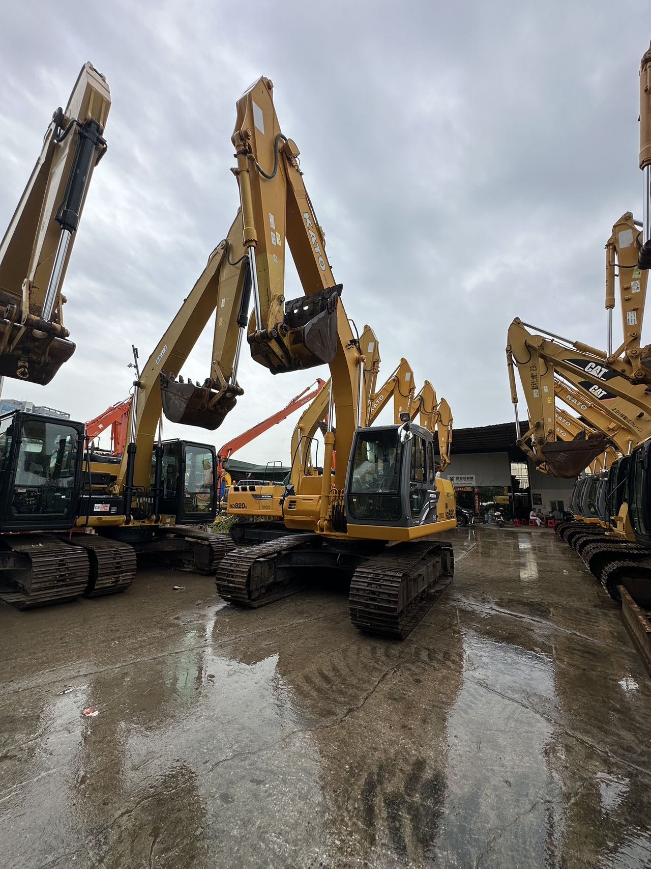 Buy Kato HD820V Used Excavator / 1