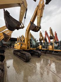 Buy Kato HD820V Used Excavator / 2 Buy Kato HD820V Used Excavator / 2