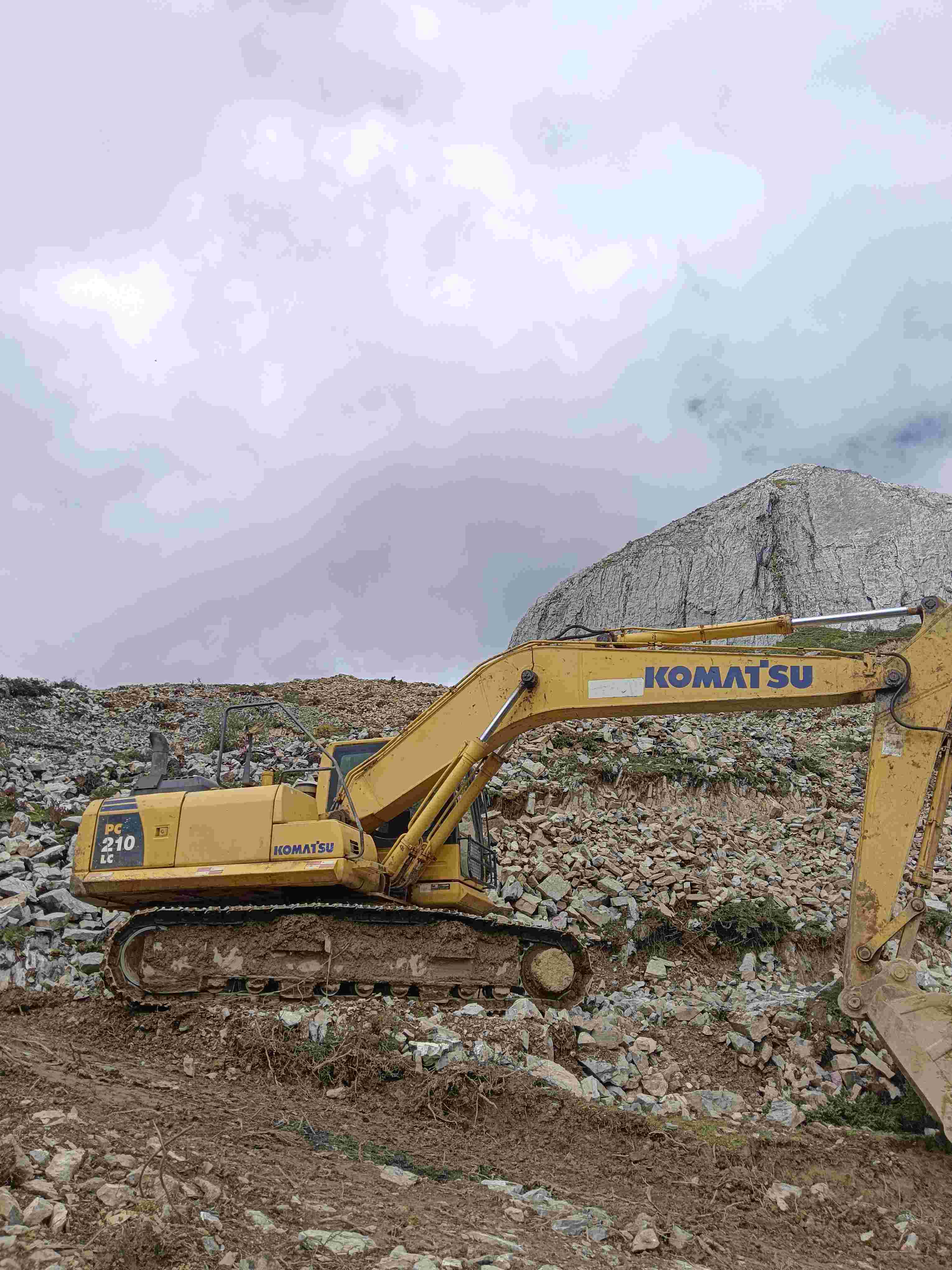 Buy Komatsu PC210-8 Used Excavator / 1