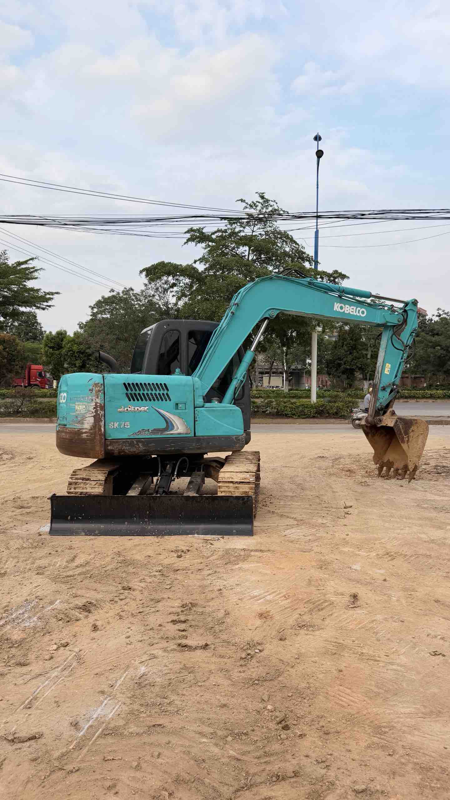 Buy Kobelco Used Excavator / 3 Buy Kobelco Used Excavator / 3