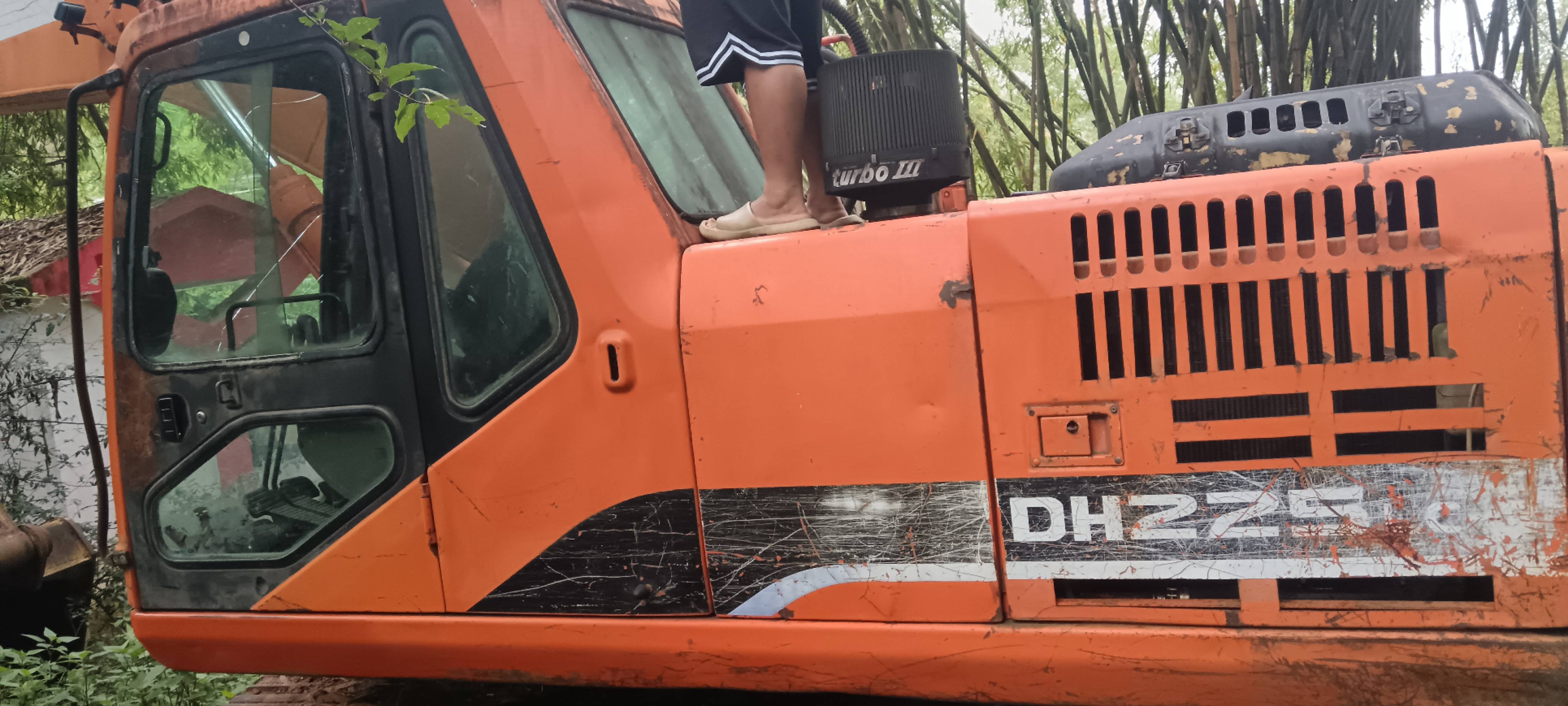 Buy Doosan 220LC-V Used Excavator / 3 Buy Doosan 220LC-V Used Excavator / 3