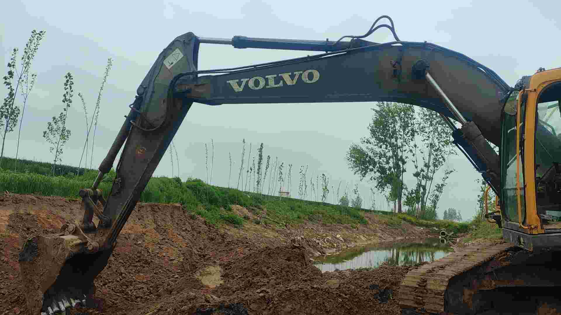 Buy Volvo 210D Used Excavator / 4 Buy Volvo 210D Used Excavator / 4