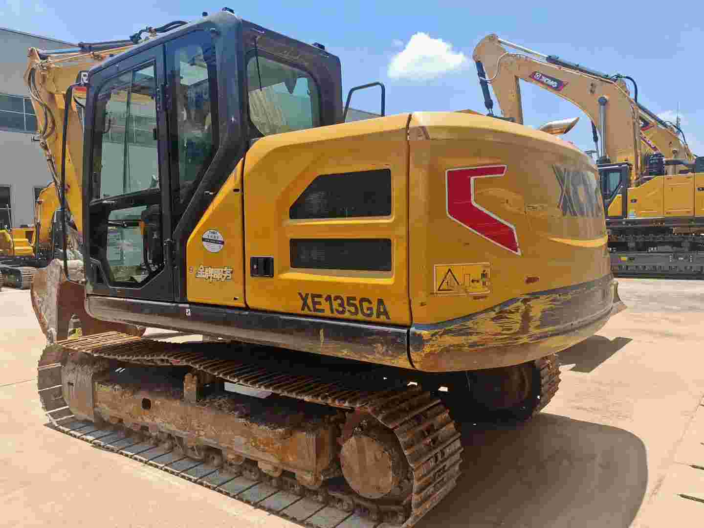 Buy XCMG XE700DF Used Excavator / 2 Buy XCMG XE700DF Used Excavator / 2