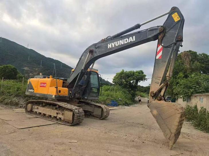 Buy Hyundai 215LC-7 Used Excavator / 1