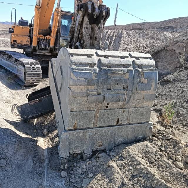Buy Hyundai 200-5 Used Excavator / 5