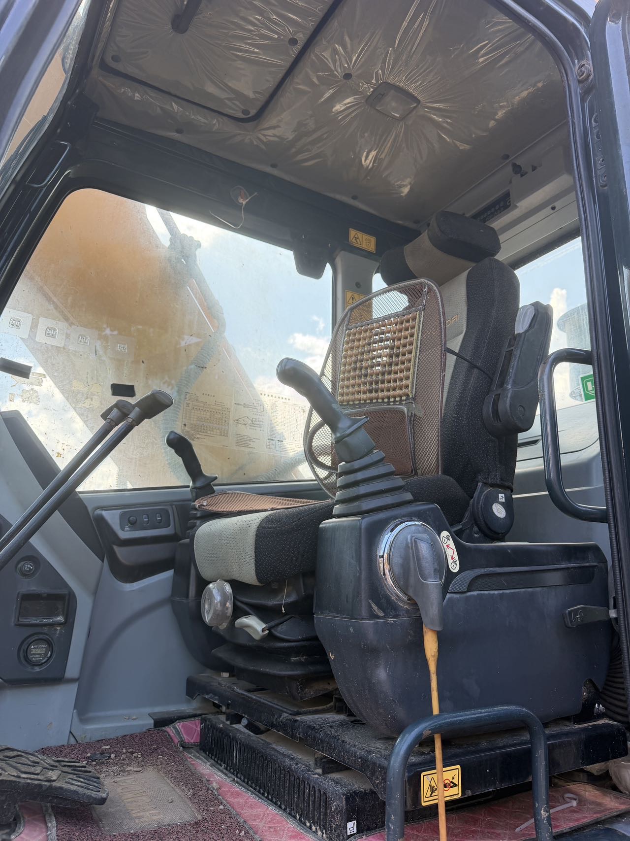 Buy Hyundai R215LVS Used Excavator / 4