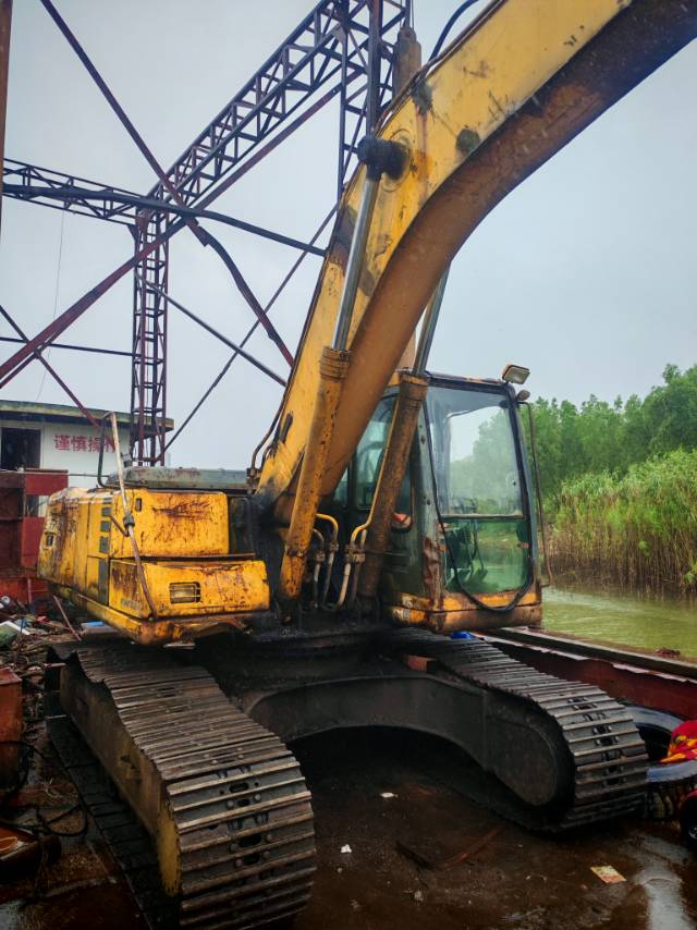 Buy Komatsu PC200-8N1 Used Excavator / 4
