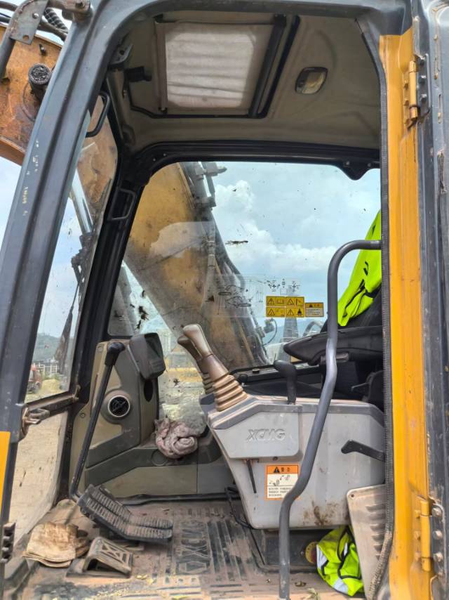 Buy XCMG XE135D Used Excavator / 4 Buy XCMG XE135D Used Excavator / 4