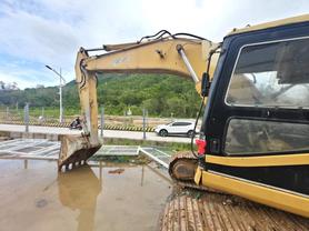 Buy Caterpillar 320C Used Excavator / 2 Buy Caterpillar 320C Used Excavator / 2