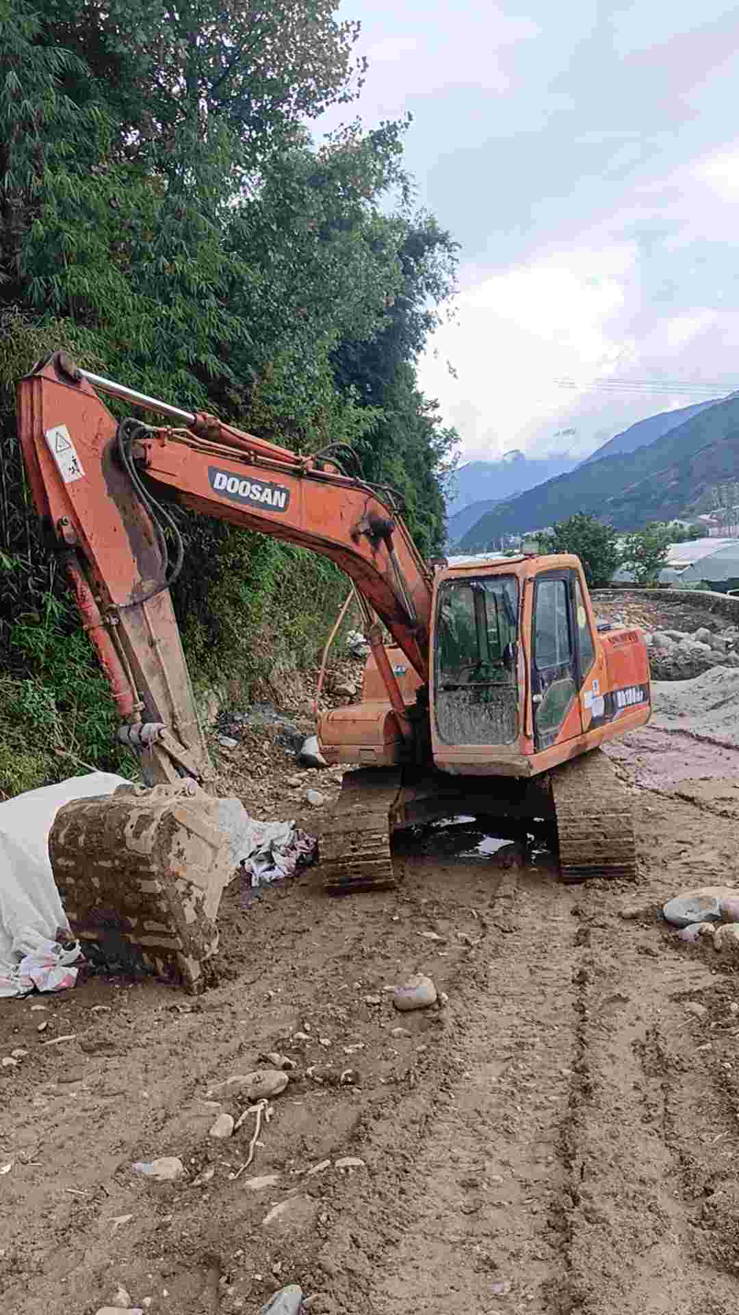 Buy Doosan 150W-7 Used Excavator / 2 Buy Doosan 150W-7 Used Excavator / 2
