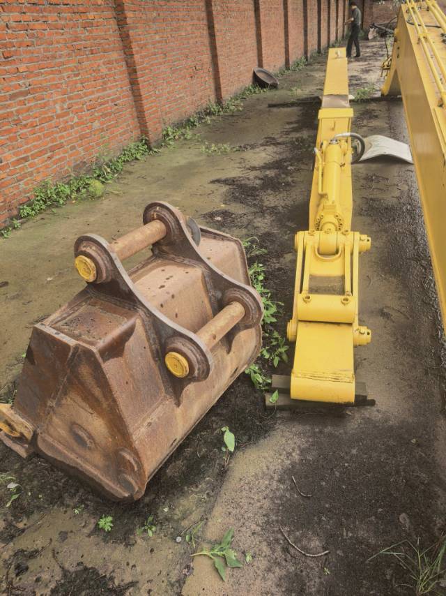 Buy Komatsu PC220-7 Used Excavator / 2 Buy Komatsu PC220-7 Used Excavator / 2