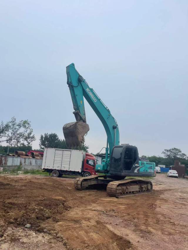 Buy Kobelco SK260LC-8 Used Excavator / 1