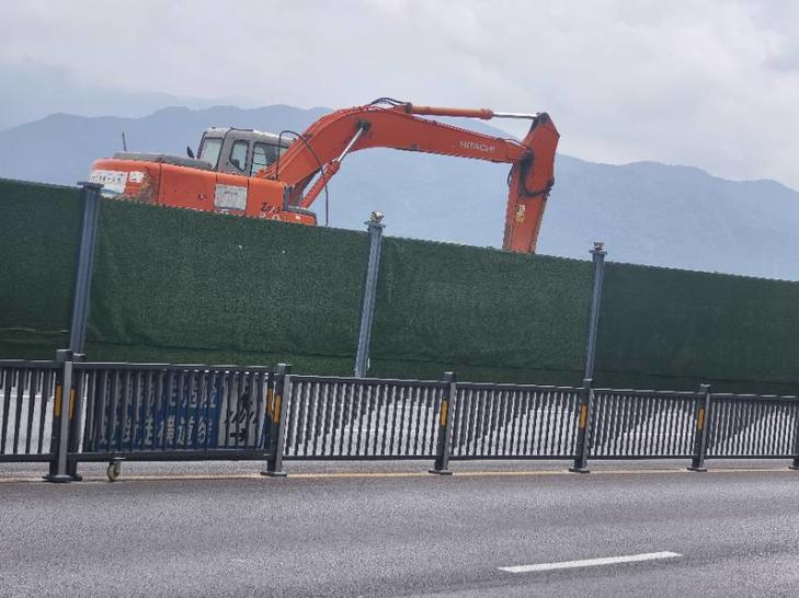 Buy Hitachi ZX200-6 Used Excavator / 1