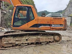 Buy Doosan 300LC-7 Used Excavator / 2 Buy Doosan 300LC-7 Used Excavator / 2