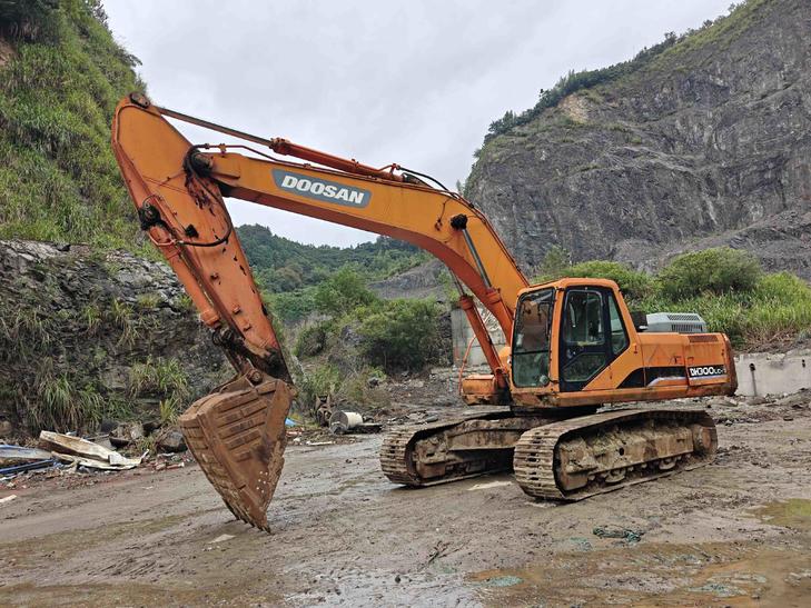 Buy Doosan 300LC-7 Used Excavator / 1