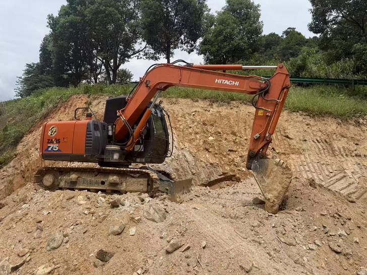 Buy Hitachi ZX75-6A Used Excavator / 1