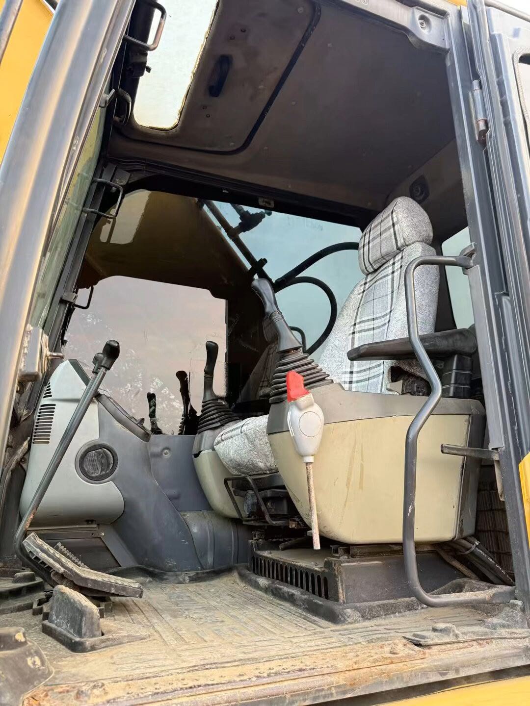 Buy Komatsu PC240-8 Used Excavator / 4