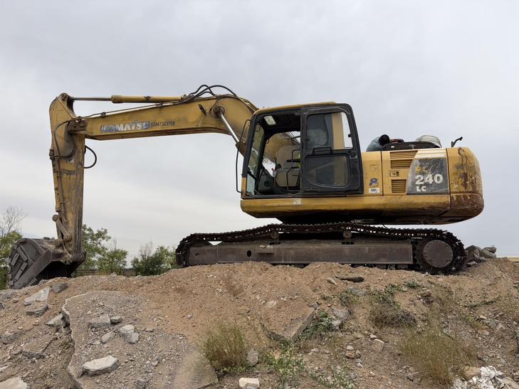 Buy Komatsu PC240-8 Used Excavator / 1