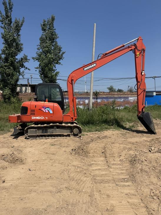 Buy Doosan DH60 Used Excavator / 1