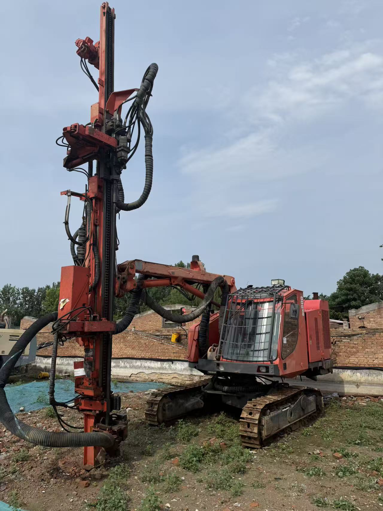 Compre Plataforma de Perforación Jumbo de perforación Sandvik DX810i Usada / 8