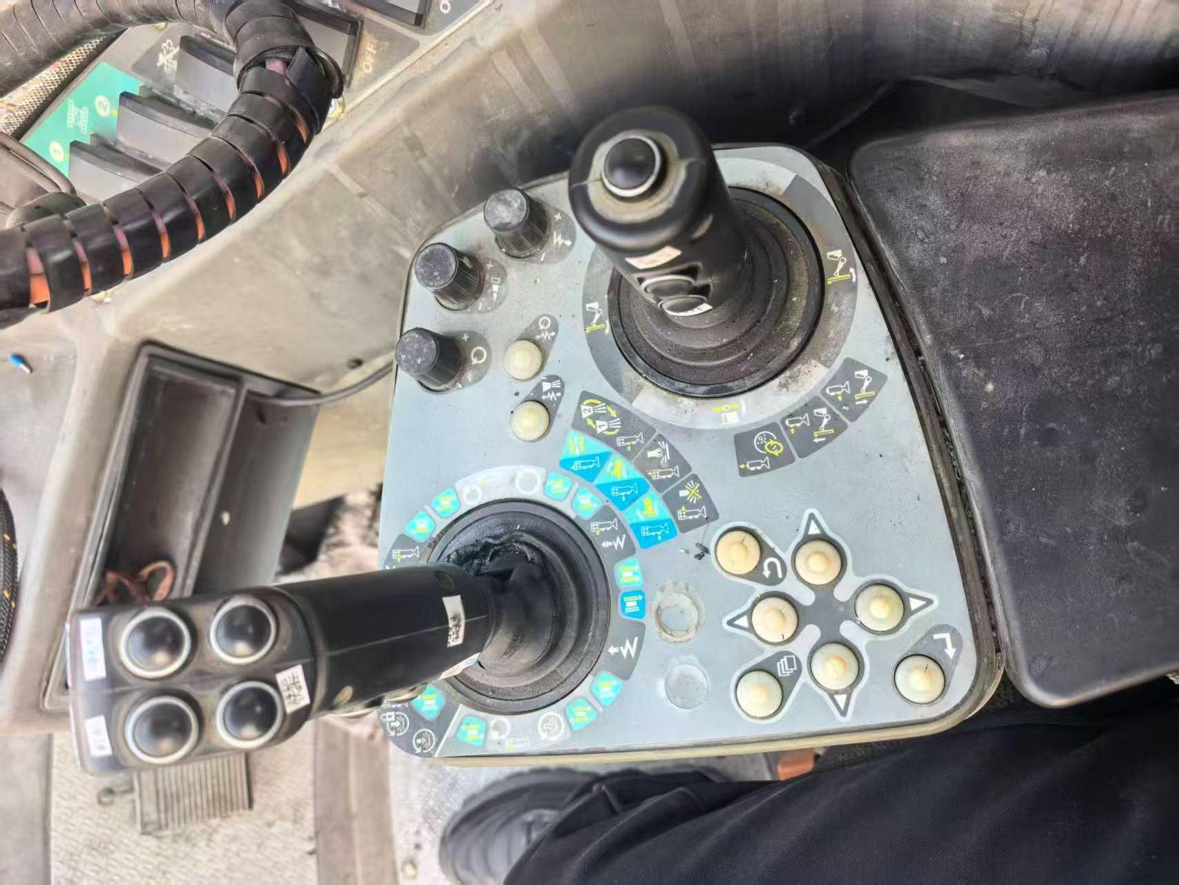 Compre Plataforma de Perforación Jumbo de perforación Sandvik Leopard DI650i Usada / 2