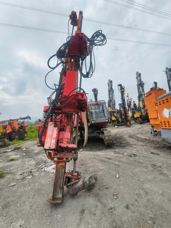 Compre Plataforma de Perforación Jumbo de perforación Sandvik DX700 Usada / 1