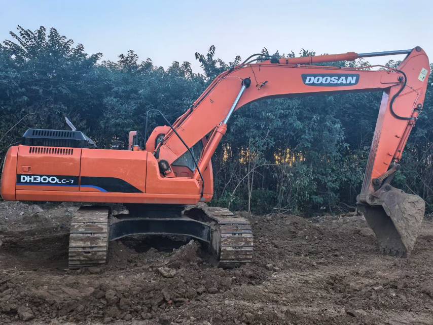Buy Doosan 300LC-7 Used Excavator / 1